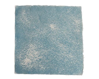 Origen: Impresión cianotípica artesanal, impresión botánica solar sobre papel de algodón, obra de arte azul sostenible.