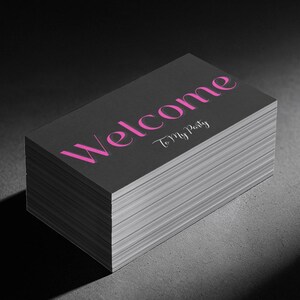Może przedstawiać: Stos czarnych wizytówek z różowym napisem "Welcome" i białym "To My Party". Karty leżą na ciemnoszarej powierzchni, z cieniem rzucanym po lewej stronie.