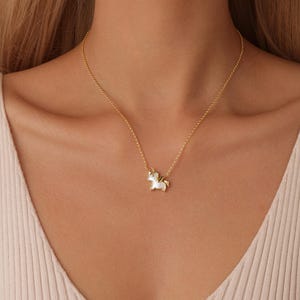 ユニコーンのパーソナライズネックレス：花嫁介添人やブライダルへのギフト。ゴールドジュエリー