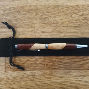 Handgefertigter Slimline Kugelschreiber aus Eiche & Rinderholz