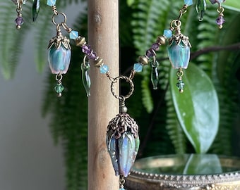 Collar con colgante de flor de cristal iridiscente: elegante joya vintage con cuentas