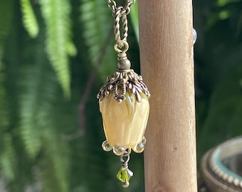 Collar vintage con flores de cristal rosa: cadena de bronce con cristales rosas