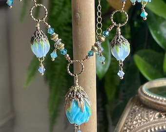 Elegante collar de cuentas de cristal de Murano con flores azules y detalles de latón antiguo