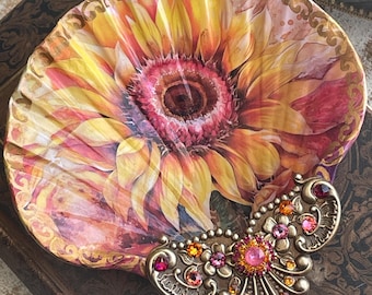 Plato para joyería con conchas decoupage: Girasol colorido con cristales de Swarovski
