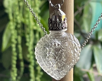 Collar con frasco de perfume de cristal repujado en forma de corazón, estilo vintage.