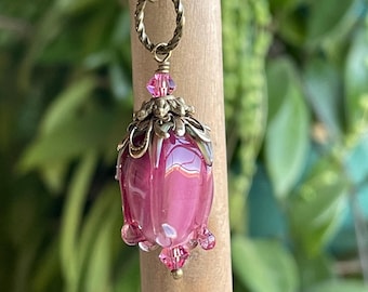 Collar con colgante de flor de cristal rosa polvoriento: cadena de bronce, gota de cristal rosa
