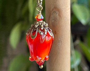 Collar con colgante de flor de cristal rojo anaranjado: cadena de bronce vintage, gota de cristal rosa