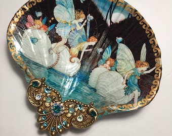 Plato para joyas con conchas de hadas: Almacenamiento de baratijas con decoupage y cristales de Swarovski
