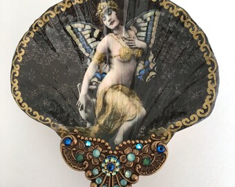Plato para joyería con conchas decoupage: Plato para baratijas con la diosa mariposa