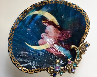 Plato para joyería con conchas decoupage: Hada en la Luna, cristales de Swarovski