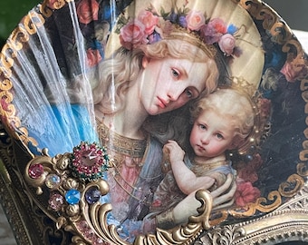 Plato de conchas de la Virgen con el Niño: decoración costera religiosa con decoupage