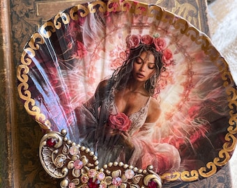 Plato para joyería con conchas decoupage: Diosa Rosa, cristales de Swarovski