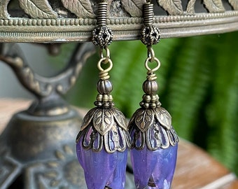 Orecchini in vetro con fiori viola