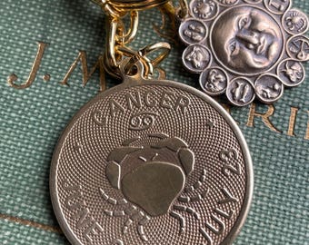 Llavero del zodiaco: dije astrológico de latón macizo en tono dorado