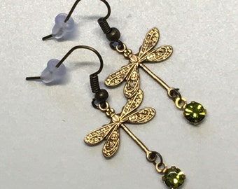 Brincos de libélula em estilo vintage com strass e detalhes em latão.