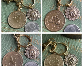 Llavero del zodiaco: dije astrológico de latón macizo en tono dorado
