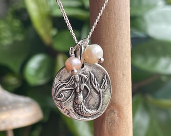 Collar de sirena con moneda de peltre y perlas de agua dulce