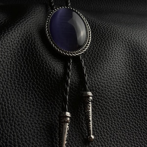 以下が含まれることがあります： 白い文字で「Welcome to our home」と書かれた素朴な木製サイン。 荒れた仕上がりとシンプルで魅力的なデザインで、玄関の装飾に最適です。