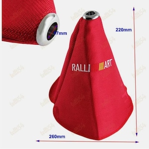 Puede incluir: Fuelle de palanca de cambios de coche de tela roja con un anillo de metal plateado y el texto "RALLI ART". El fuelle mide 26 cm de ancho y 22 cm de alto, con una abertura de 7 mm.