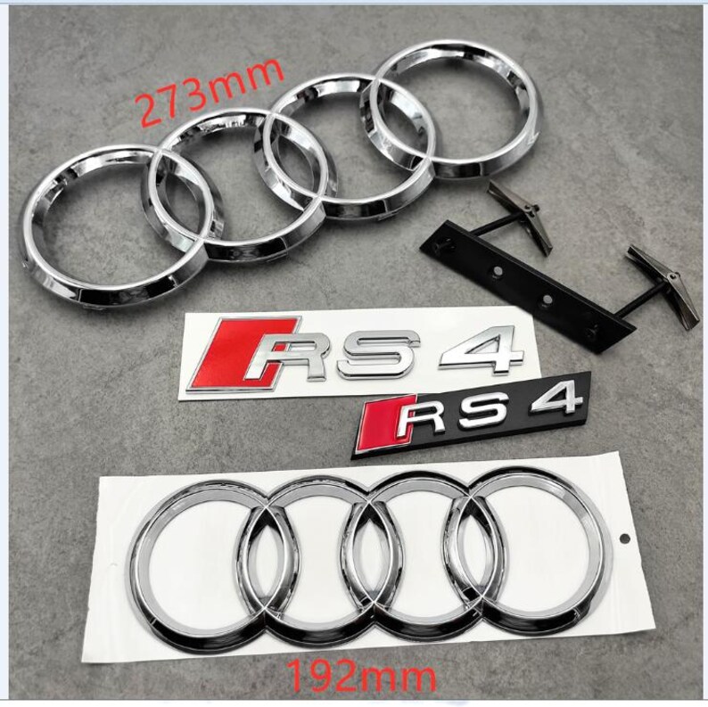 Peut inclure: Embl&egrave;mes et badges de voiture chrom&eacute;s, dont le logo Audi rings et les badges RS 4. Les anneaux Audi mesurent 27,3 cm et 19,2 cm de diam&egrave;tre. Les badges RS 4 ont un code couleur rouge et argent.