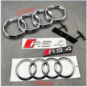 Peut inclure: Embl&egrave;mes et badges de voiture chrom&eacute;s, dont le logo Audi rings et les badges RS 4. Les anneaux Audi mesurent 27,3 cm et 19,2 cm de diam&egrave;tre. Les badges RS 4 ont une palette de couleurs rouge et argent.