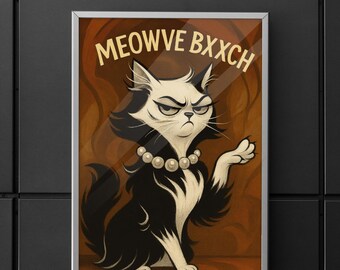Puede incluir: Ilustración enmarcada de un gato blanco y negro con expresión enfadada, con un collar de perlas. La imagen tiene el texto "MEOWVE BXXCH" en color dorado. El fondo es de color marrón.