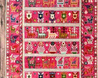 Tappeto tribale rosa con animali, stile vintage folk art, decorazione intrecciata a mano