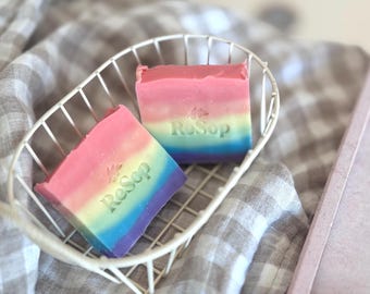 Handgemachte handwerkliche Kaltprozessseife Natürliche LGBTQ + Pride Geschenk Regenbogen Zitronengras Duft