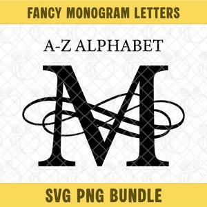 Op de afbeelding: Zwarte monogramletter "M" met decoratieve krullen, onderdeel van een A-Z alfabet SVG- en PNG-bundel. De tekst "Fancy Monogram Letters" en "A-Z Alphabet" staan bovenaan, met "SVG PNG Bundle" onderaan.