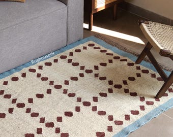 Alfombra de lana tejida a mano en tonos azul, óxido y beige: Diseño geométrico minimalista moderno escandinavo