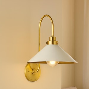 Lampada da parete industriale in ottone: applique con paralume conico, resistente all&#39;umidità