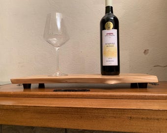 Bandeja de madera de olivo con patas de goma. Dimensiones: 49 x 20 cm.