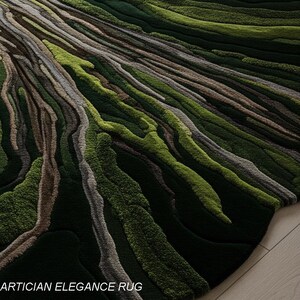Pu&ograve; includere: Un tappeto a pelo lungo con un design a corteccia d'albero. Il tappeto presenta sfumature di verde, marrone e grigio, creando un aspetto naturale e organico. Il testo "ARTICIAN ELEGANCE RUG" &egrave; visibile. Questo tappeto &egrave; adatto per soggiorni e camere da letto.