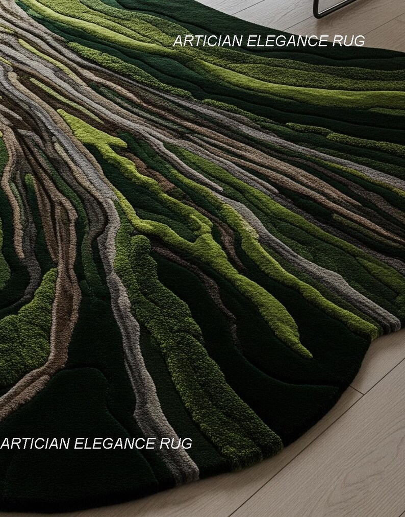 Pu&ograve; includere: Un tappeto a pelo lungo con un design a corteccia d'albero. Il tappeto presenta sfumature di verde, marrone e grigio, creando un aspetto naturale e organico. Il testo "ARTICIAN ELEGANCE RUG" &egrave; visibile. Questo tappeto &egrave; adatto per soggiorni e camere da letto.