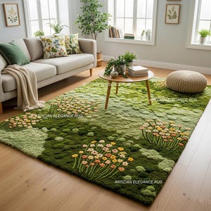 Könnte beinhalten: Ein grüner und beiger Teppich mit floralem Design. Der Teppich hat ein strukturiertes, erhabenes Muster mit verschiedenen Grüntönen und Büscheln gelber und orangefarbener Blumen. Der Teppich befindet sich in einem Wohnzimmer mit Sofa und Couchtisch.