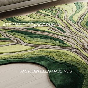 Pu&ograve; includere: Un tappeto verde e beige con un design ad albero. Il tappeto presenta diverse tonalit&agrave; di verde e beige, con una superficie strutturata. Il testo "ARTICIAN ELEGANCE RUG" &egrave; stampato sul tappeto.