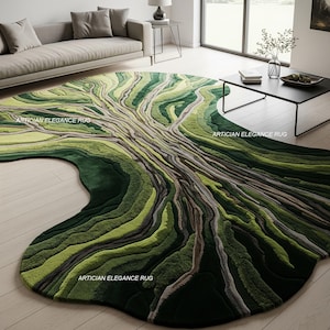 Pu&ograve; includere: Un grande tappeto verde e marrone con un design ad albero. Il tappeto presenta diverse sfumature di verde e marrone, creando un effetto strutturato e tridimensionale. Il tappeto &egrave; posizionato su un pavimento in legno chiaro. Il testo "ARTICIAN ELEGANCE RUG" &egrave; visibile.