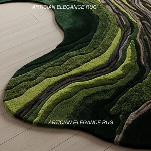 Pu&ograve; includere: Un tappeto verde astratto con un design a strati. Il tappeto presenta varie tonalit&agrave; di verde, dal verde scuro della foresta al verde lime chiaro, creando un motivo strutturato e organico. Il testo "ARTICIAN ELEGANCE RUG" &egrave; visibile. Il tappeto &egrave; posato su un pavimento in legno chiaro.