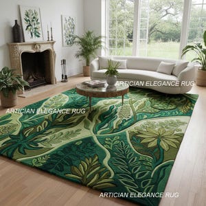 Puede incluir: Una gran alfombra rectangular verde con un diseño botánico domina una sala de estar. La alfombra presenta varios tonos de verde, con un patrón de hojas y follaje. La habitación también incluye un sofá blanco, una chimenea y una mesa de centro redonda.