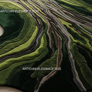 Pu&ograve; includere: Un tappeto verde e marrone con un design a radice di albero. Il tappeto presenta diverse sfumature di verde e marrone, creando un effetto strutturato e tridimensionale. Il testo "ARTICIAN ELEGANCE RUG" &egrave; stampato sul tappeto.