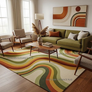 Könnte beinhalten: Ein Wohnzimmer mit einem Retro-Teppich mit wellenförmigen Streifen in Grün-, Gelb-, Orange- und Brauntönen. Der Raum umfasst ein grünes Sofa, Holzstühle, einen Couchtisch und ein großes abstraktes Gemälde. Der Teppich hat den Text "ARTICIAN ELEGANCE RUG".