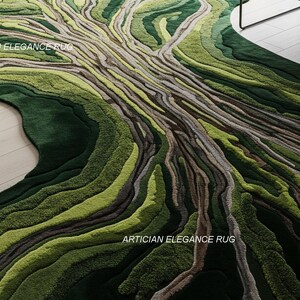 Pu&ograve; includere: Un grande tappeto verde e marrone con un design a radice di albero. Il tappeto presenta diverse sfumature di verde e marrone, creando un effetto strutturato e tridimensionale. Le parole "ARTICIAN ELEGANCE RUG" sono stampate sul tappeto.