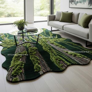 Puede incluir: Una alfombra verde oscuro con un diseño único de tronco de árbol. La alfombra presenta áreas texturizadas y elevadas en tonos marrones y verdes, imitando musgo y corteza. La alfombra está en un salón con una mesa de centro de cristal y un sofá gris.