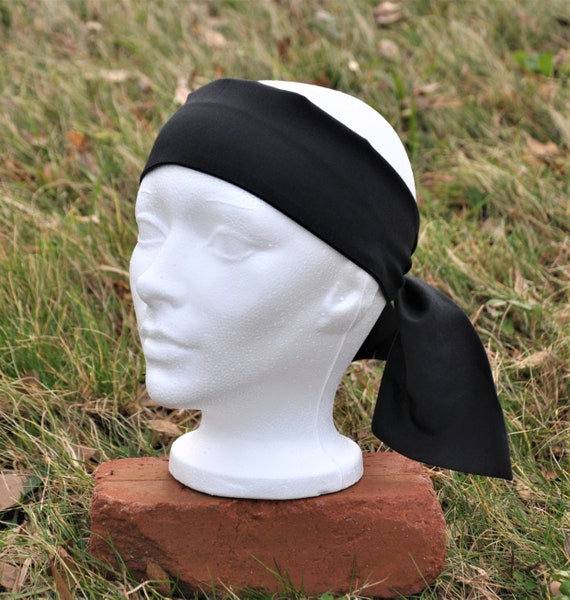 Pañuelo negro en la cabeza del pirata. Pañuelo de algodón en la