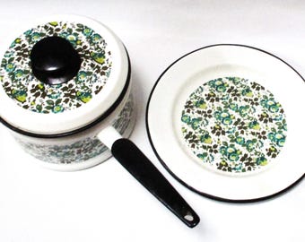 Cacerola vintage de cerámica esmaltada con tapa y plato de apoyo - De la estufa a la mesa, blanca con decoración floral verde