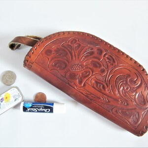 Vintage Tooled Leather STASH POUCH Unisex Clutch Bolso con cremallera con correa para los dedos TAMAÑO GRANDE