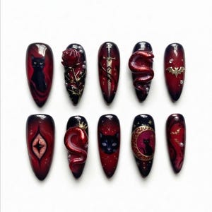 Uñas postizas con diseño gótico de gato negro y serpiente / Arte gótico con degradado rojo oscuro / Diseño de goteo de daga, murciélago y luna / Uñas postizas largas de estilo stiletto