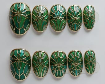 Uñas postizas Art Nouveau verde esmeralda con contorno dorado, estilo almendra vintage de lujo, con vitrales.