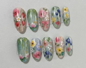 印象派ガーデンプレスオンネイル | 手描きフラワー＆リリーパッドフェイクネイル | アーティスティックな花の池ネイルアート | ナチュラルネイル