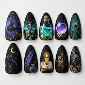 Puede incluir: Conjunto de diez diseños de arte de uñas negras con temas de brujas y místicos. Los diseños incluyen una bruja en una escoba, una mariposa, una botella de poción, una bola de cristal, una pluma de pavo real, un gato, una pluma, una vela, una brújula y una telaraña.